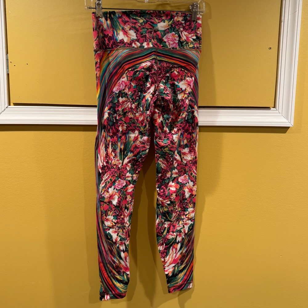 Lululemon floral leggings size 8 psychedelic print pink flowers - Picture 3 of 4